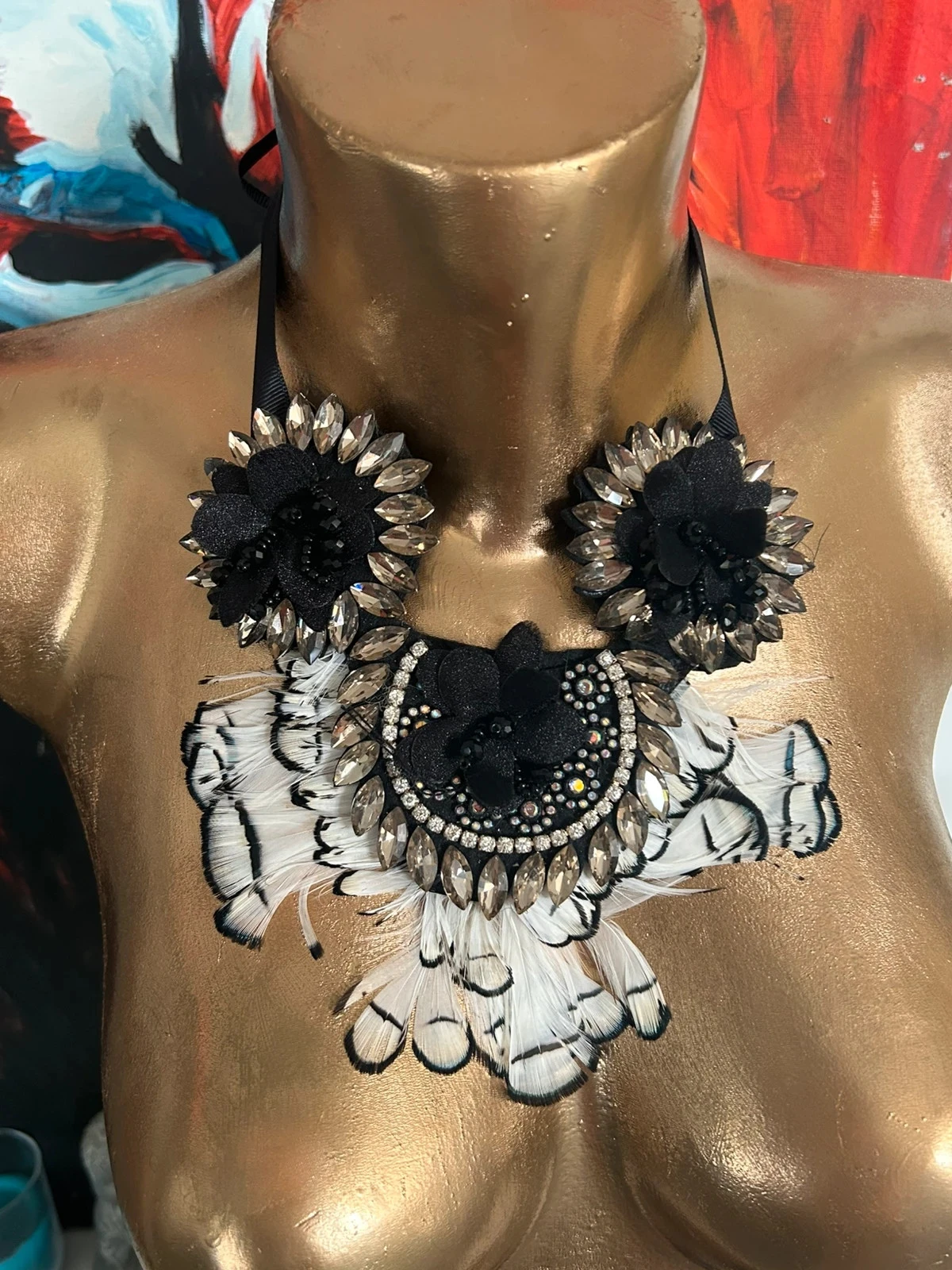 Vieux collier plastron et plumes,